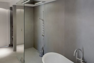 Barrierefreie Dusche mit großformatigen Wandbelägen aus VidroStone