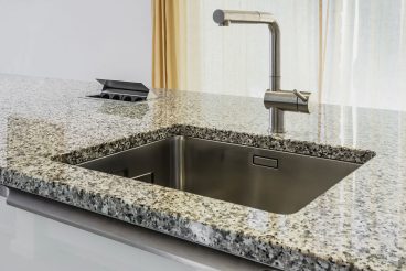 Edelstahlbecken von Blanco und versenkbares Steckdosenelement