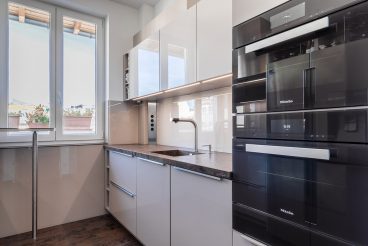 High Tech im Kleinen - Smart Home mit vernetzten Küchengeräte wie Dampfgarer mit Backofenfunktion und Beleuchtungselementen