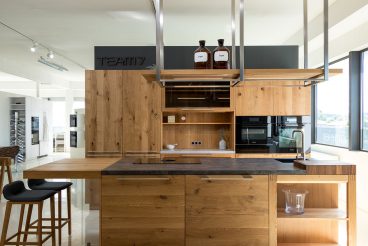 Zurückhaltende Küchenplanung mit Fokus auf das hochwertige Holz dank loft Kollektion