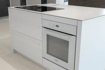 Einbaubackofen Miele H 2860 B Brilliantweiß in der Kochinsel der LEICHT Fenix Evo