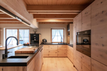 Optimale Anordnung durch mit optimierten Laufwegen zwischen den Küchengeräten, Spüle und Arbeitsplatte